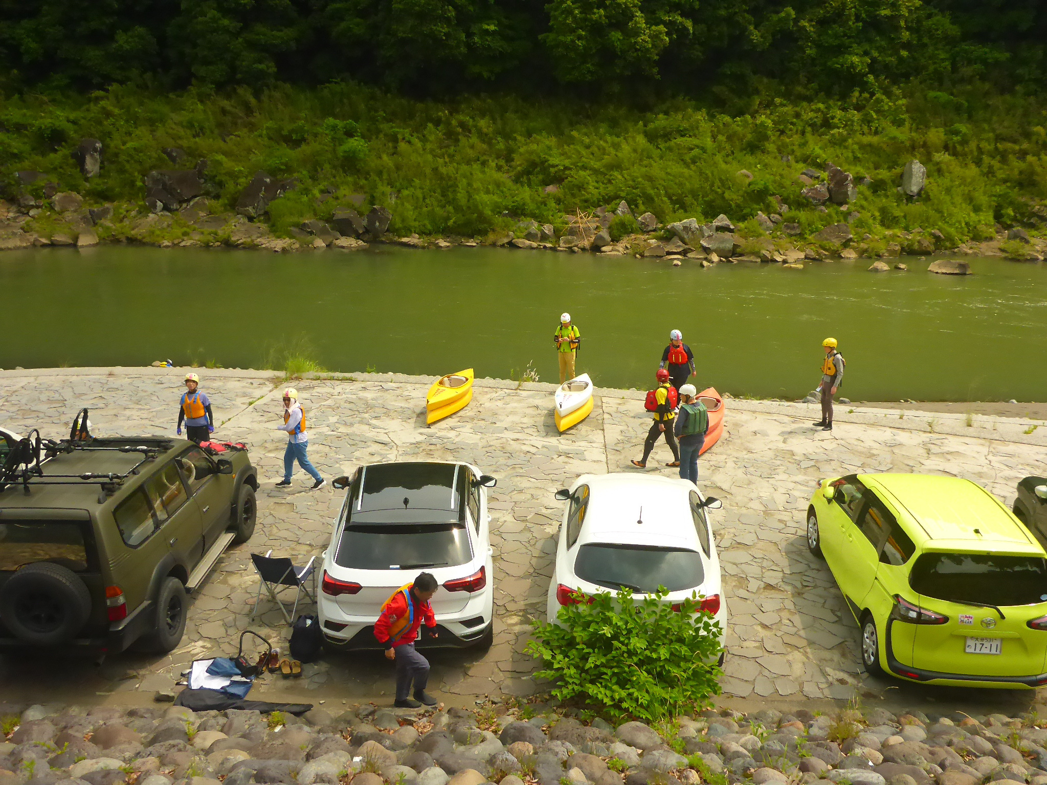 カヌーを広場に運びます。